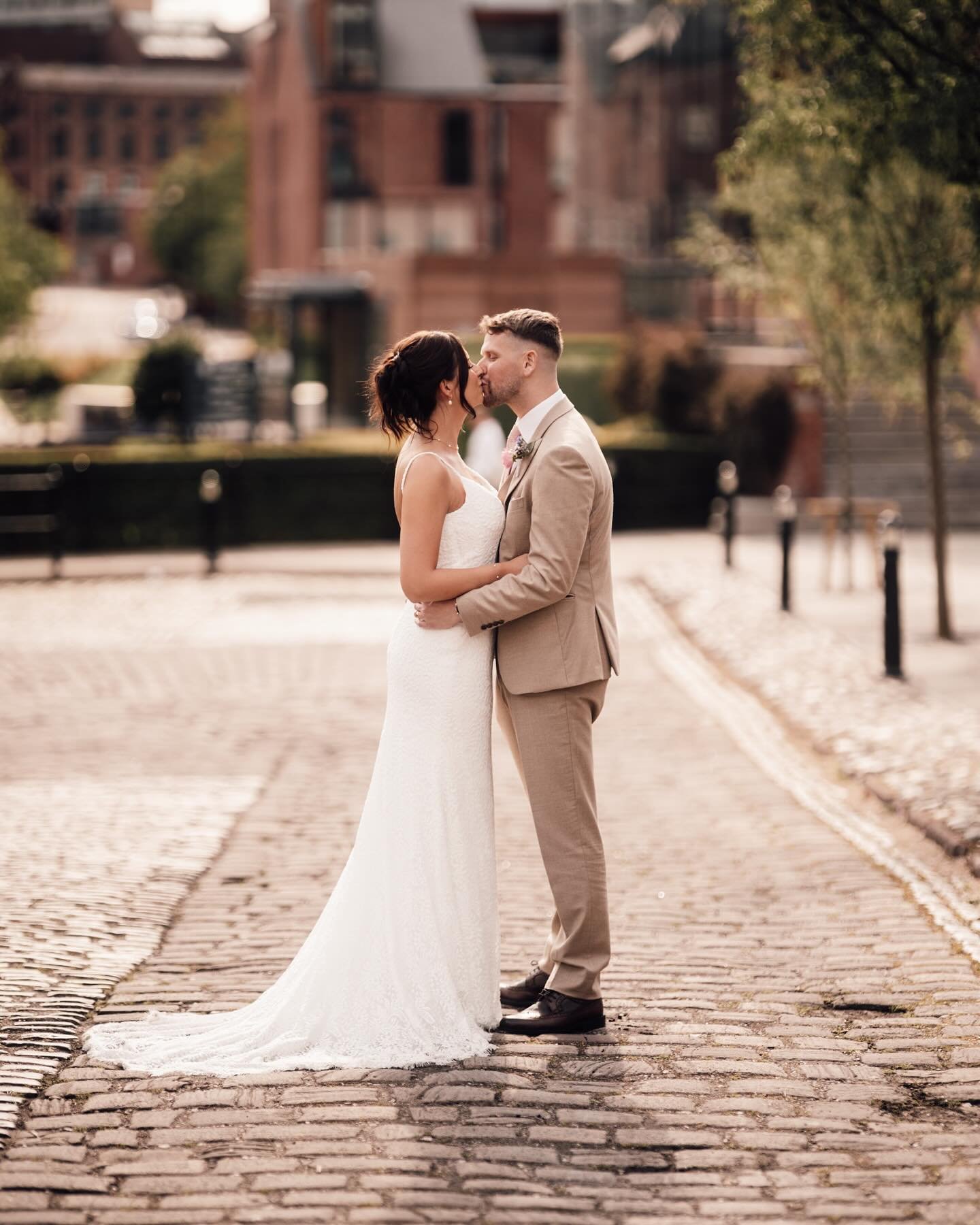 We do love a city wedding! Especially in one of the best cities in the world! 

The best day with Zoe &amp; Callum 
@zoejakovlevs @callumjakovlevs 

venue / @thecastlefieldrooms 
dress / @wed2b 
stylist / @foreverflorals_eventstyling 
mua / @hannahro