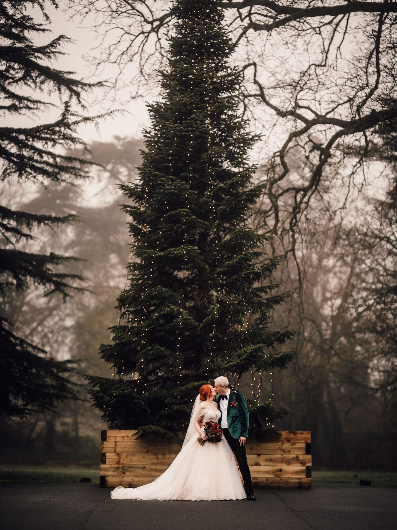 A crisp winters day??! I love them and that&rsquo;s what Cheryl &amp; Mark got on their wedding day at the stunning @bartlehall_ 

venue / @bartlehall_ 
dress / @avarosehamilton 
hair + mua / @the_creative_lounge_pr16eq 
dj / @thedfcexperience 
film 