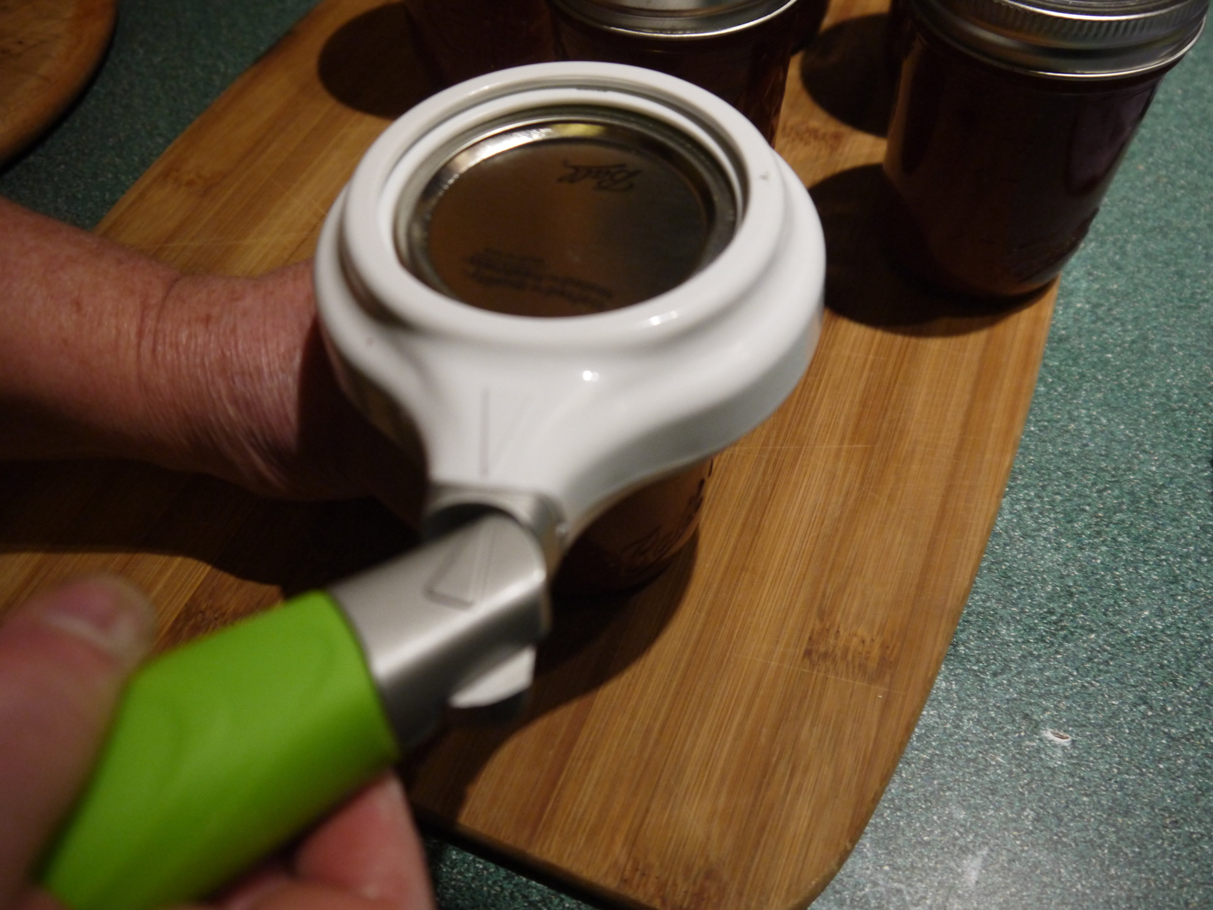 To tighten screwband, turn handle until arrows align.