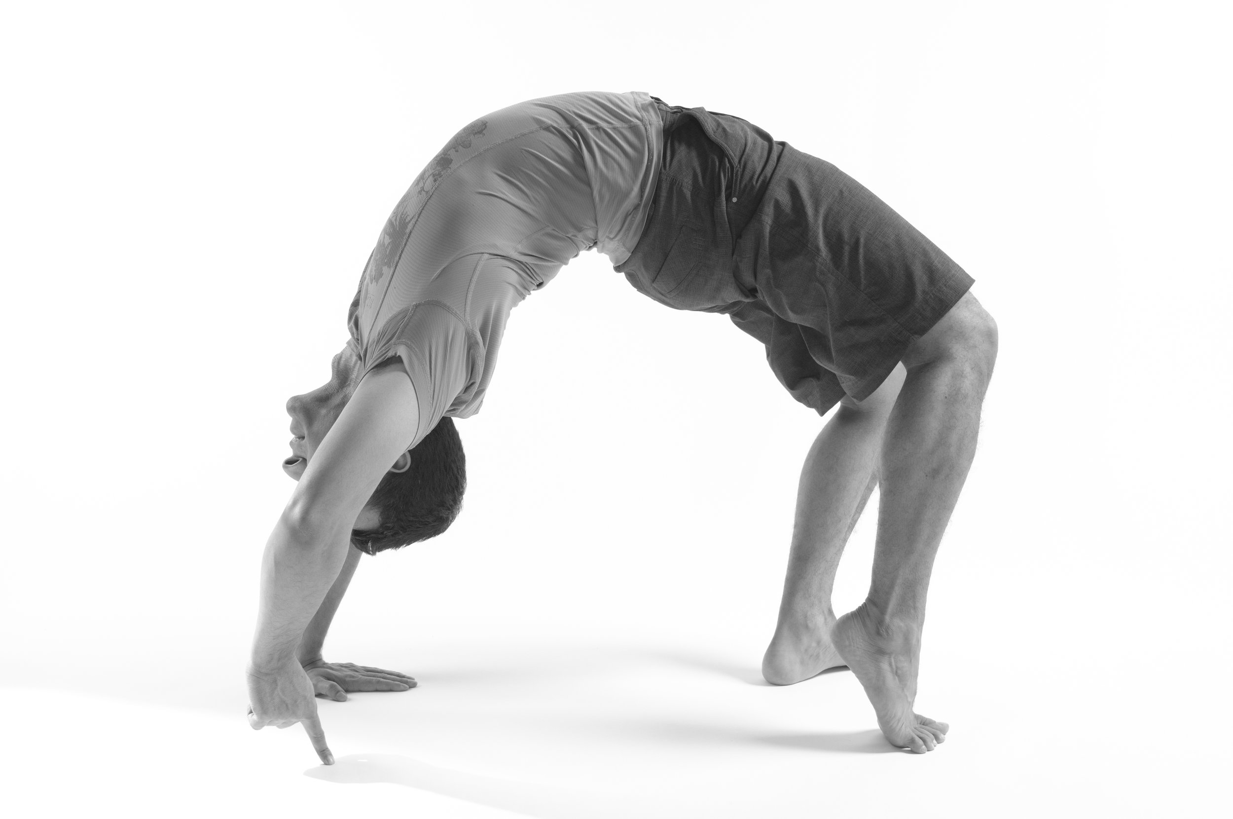 Angula-urdhva-dhanurasana