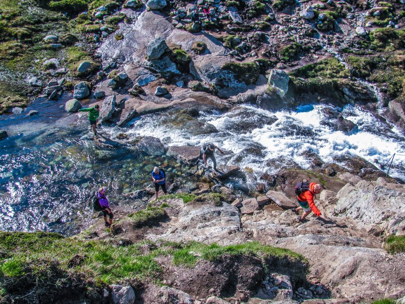 Брод крупным планом, из-за прозрачности воды кажется, что глубины тут никакой