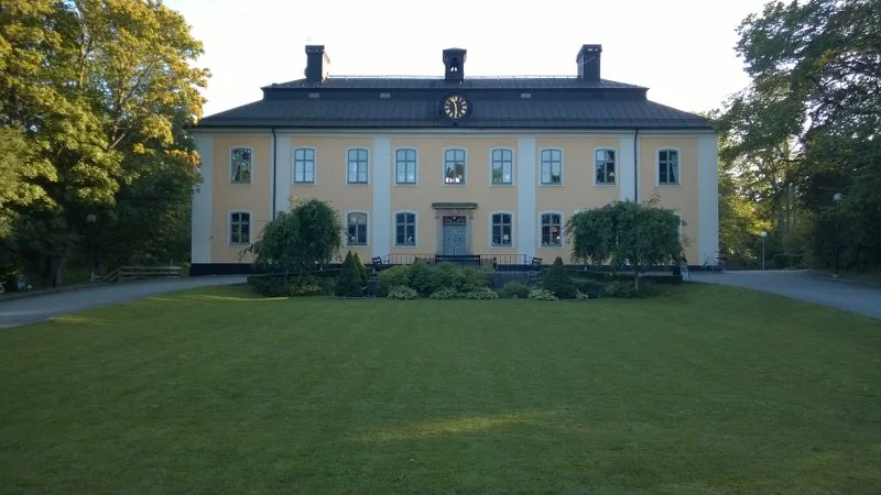 Экскурсия на велосипеде по не туристическим местам Стокгольма: природный заповедник и маленький замок Окесхов