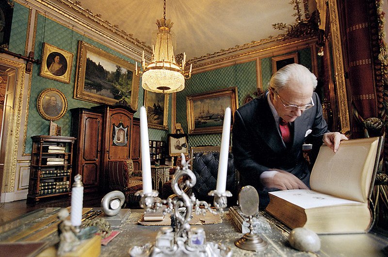 Карл XVI Густав&nbsp;показывает рабочий кабинет Оскара II.&nbsp;Источник:&nbsp;godsochgardar. se