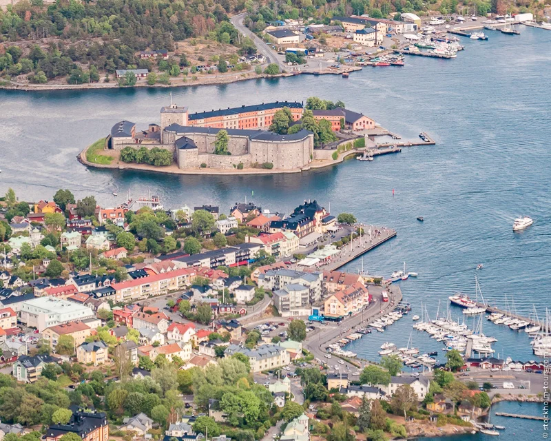 8_Vaxholm from helicopter_Stockholms archipelago_Stockholm helicopter tour_Стокгольм с вертолёта_Стокгольм с высоты птичьего полёта_Stockolm Mania_гид по Стокгольму.jpg