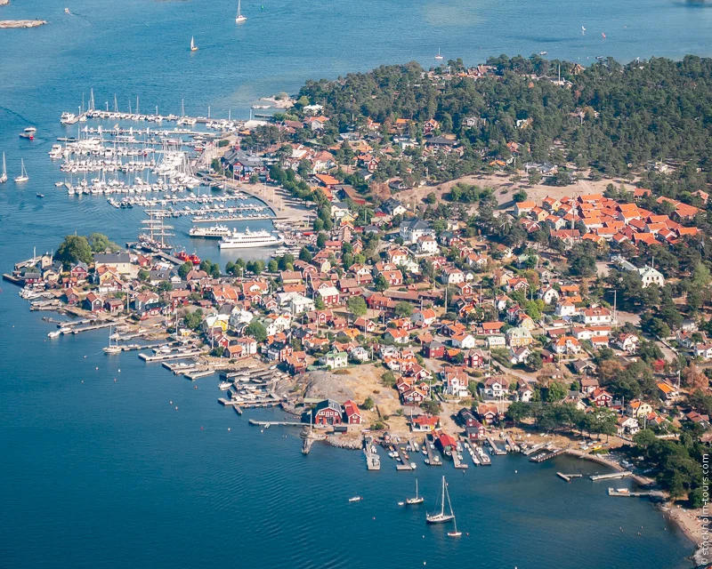 10_Sandhamn from helicopter_Stockholms archipelago_Stockholm helicopter tour_Стокгольм с вертолёта_Стокгольм с высоты птичьего полёта_Stockolm Mania_гид по Стокгольму.jpg