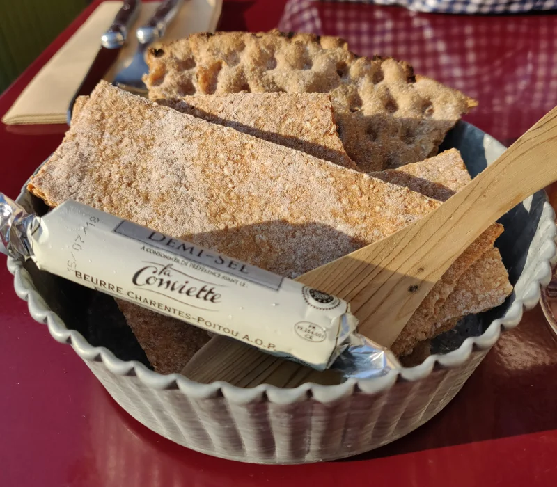 Масло и традиционный шведский хлеб knäckebröd