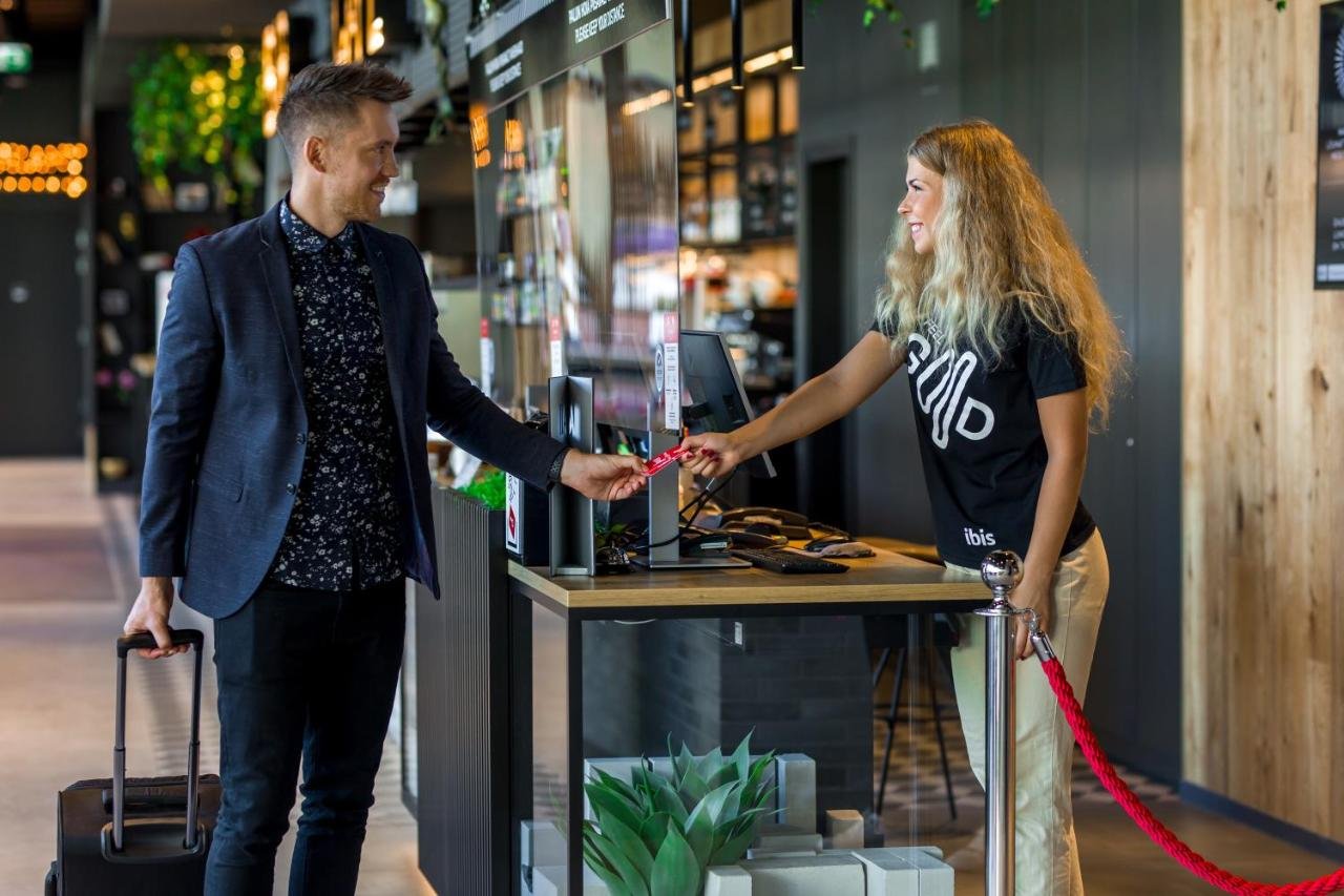 ibis Tallinn Center_ресепшен.jpg
