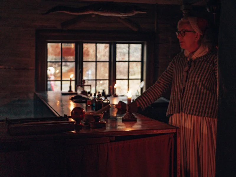 аптекарь в традиционном костюмев Скансене станет частью нашей экскурсии.jpg