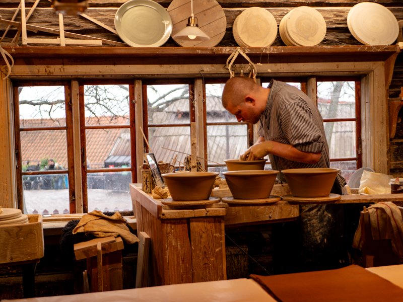 гончар работает в музее под открытым небов в Стокгольму.jpg
