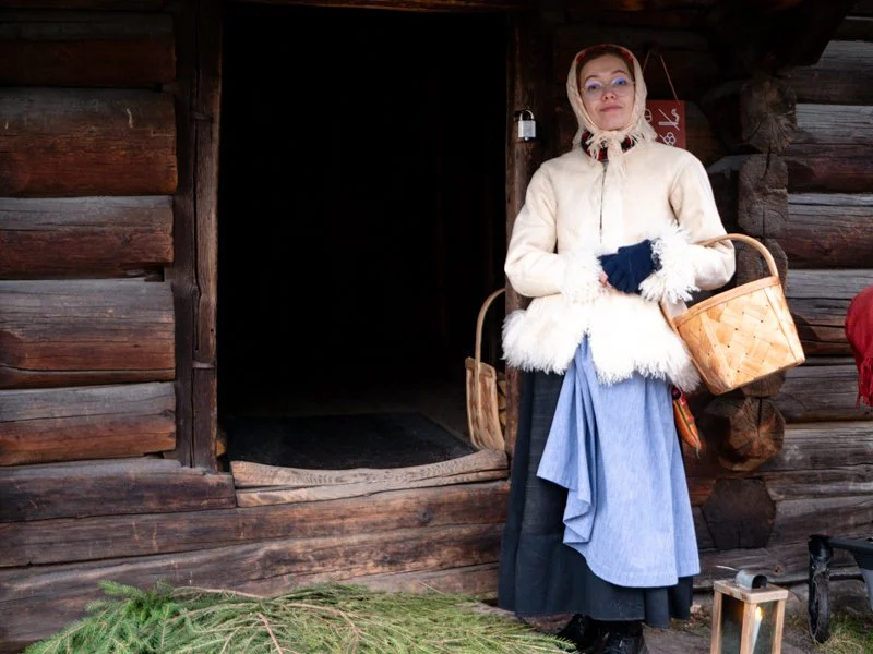 я познакомлю вас с лучшими сотрудниками в традиционных костюмах!.jpg