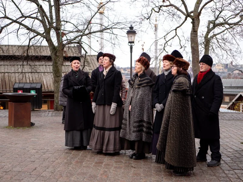 Хор Скансена исполняет Рождественские песни на Рождество в музее.jpg