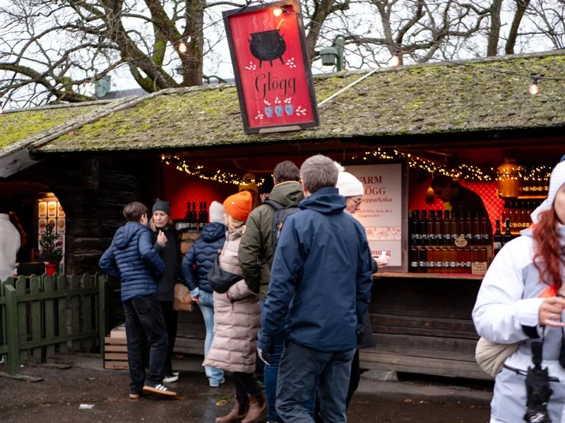 люди покупают глёгг ра рождественском рынке в Скансене.jpg
