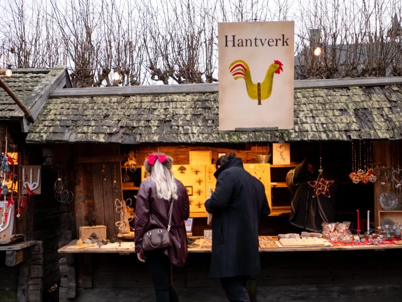 уютные лавки с сувенирами на рождественском рынке Скансена.jpg