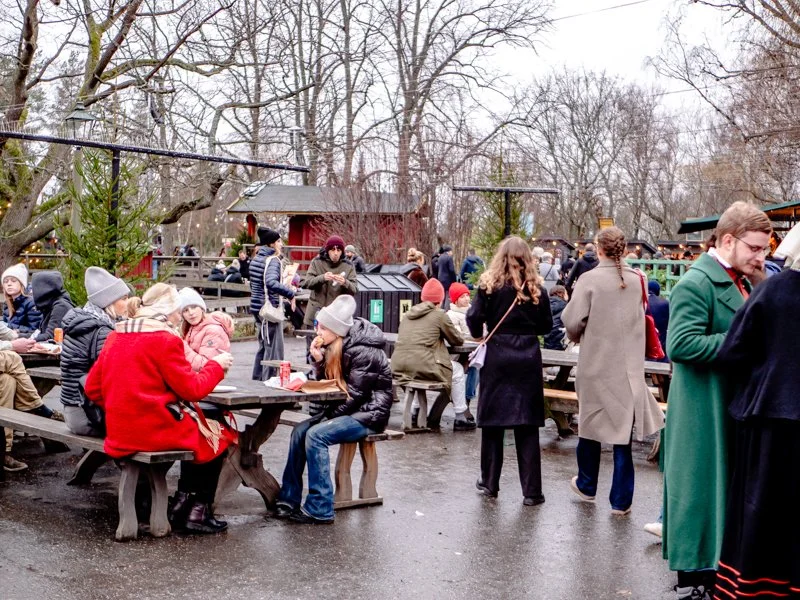 еда в скансене, где перекусить, чем питаться люди едят на улице.jpg