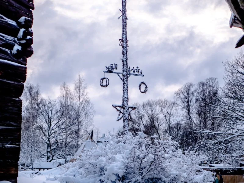 шведские традиции в скансене, майский шест зимой.jpg