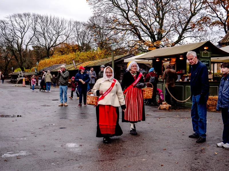 шведские традиции в скансене, дамы в традиционных одеждах.jpg