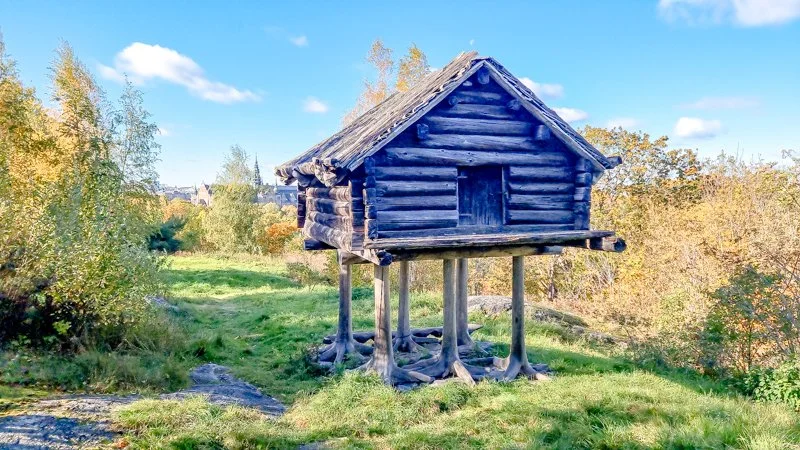 избушка на курьих ножках в Скансене в стокгольме.jpg