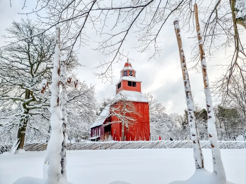 церковь сеглора в скансене, зимой в заснеженном стокгольму.jpg
