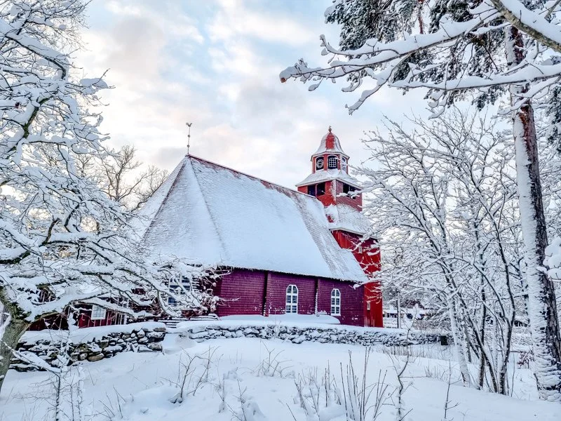 церковь сеглора в скансене, зима в снегу.jpg
