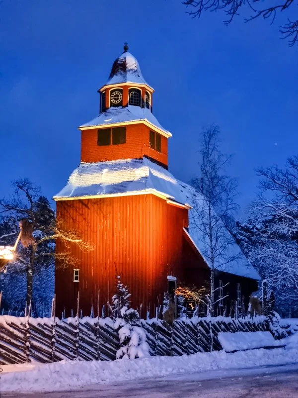 церковь сеглора в скансене, ночью, зимой в снегу и сподсветкой.jpg