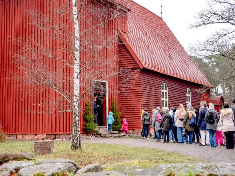 церковь сеглора в скансене, люди собрались заходить на концерт.jpg