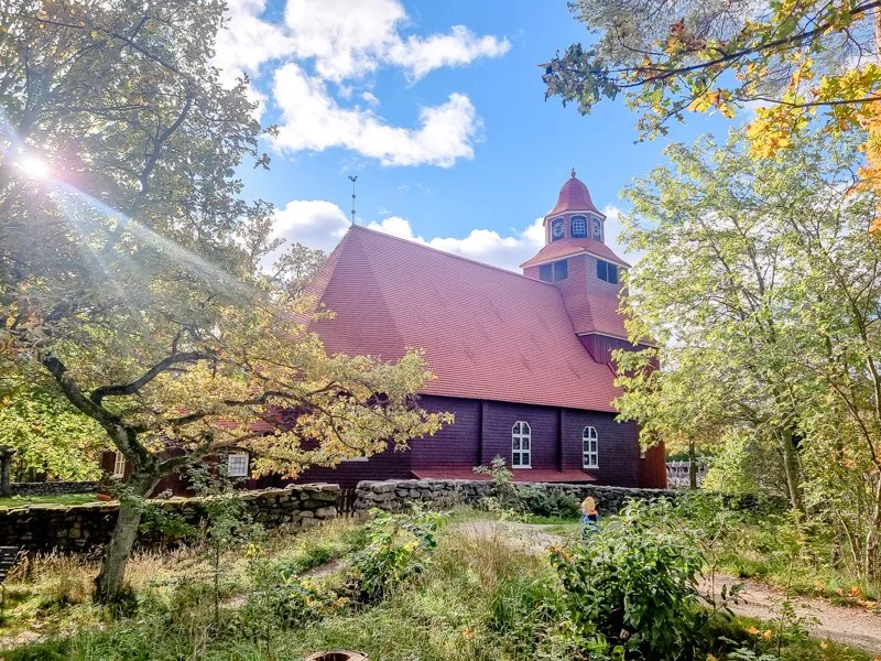 церковь сеглора в скансене, осень.jpg