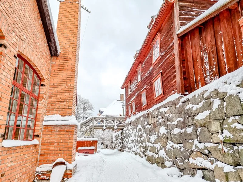 городской квартал Скансена в Стокгольме, красные традиционные домики 2.jpg