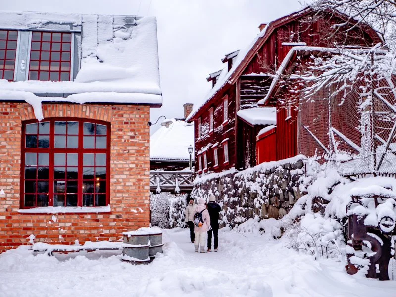 городской квартал Скансена в Стокгольме, красные традиционные домики, заснеженные улицы.jpg