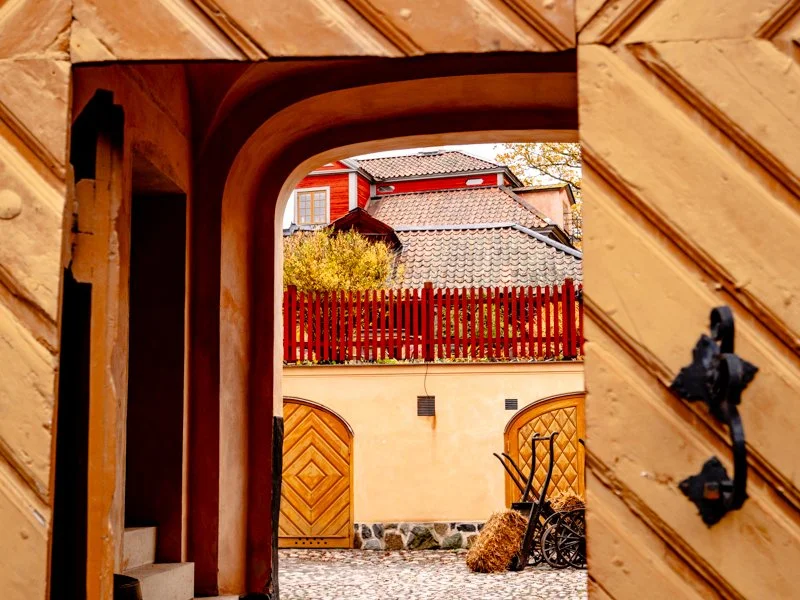 городской квартал Скансена в Стокгольме, красные традиционные домики, портал.jpg