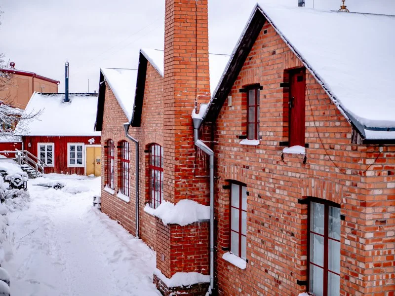 городской квартал Скансена в Стокгольме, красные традиционные домики, фабричное помещение.jpg
