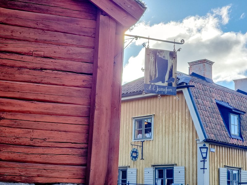 городской квартал Скансена в Стокгольме, красные традиционные домики.jpg