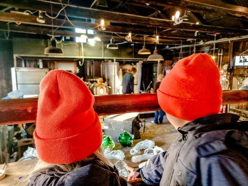 дети в мастерской стеклодува в скансене, в стокгольме.jpg