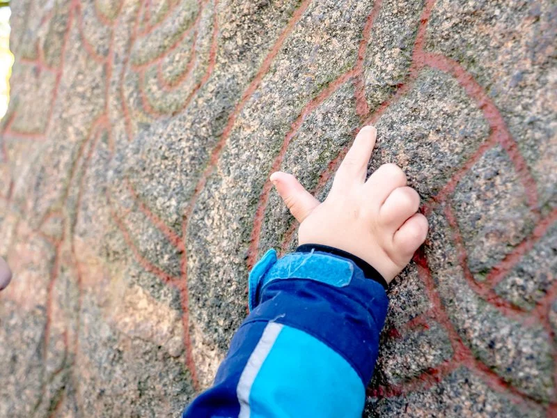 дети изучают руны в скансене в стокгольме.jpg