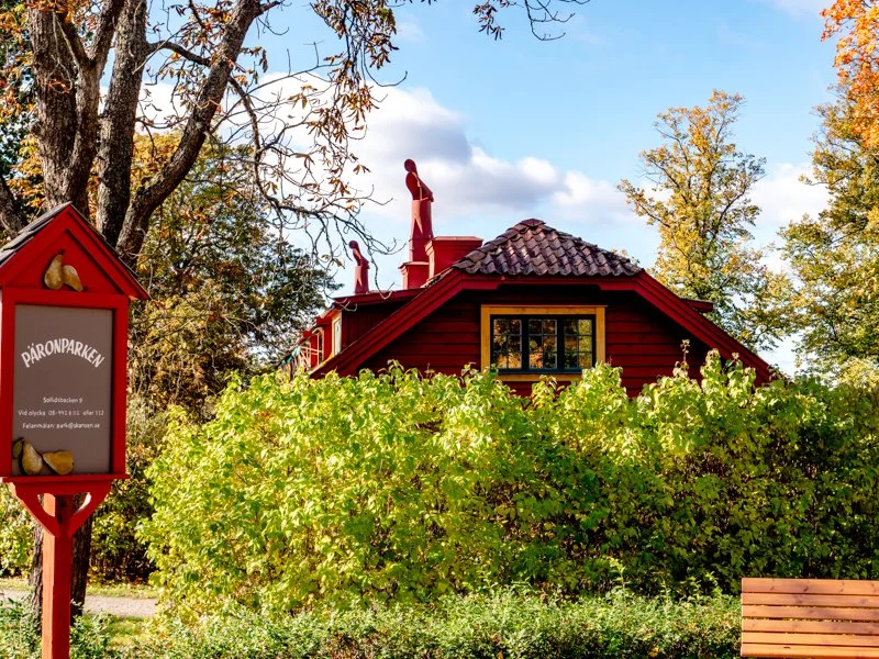 осень в скансене, стокгольм какая погода домик и знак.jpg