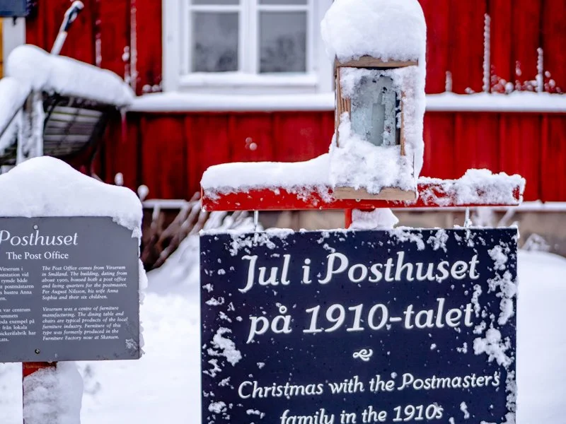 заснеженная табилчка и фонарик в музее под открытым небом скансен.jpg