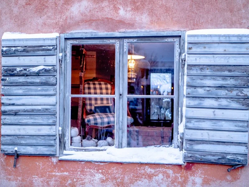 заснеженное коно в скансене зимой, вокруг снег.jpg