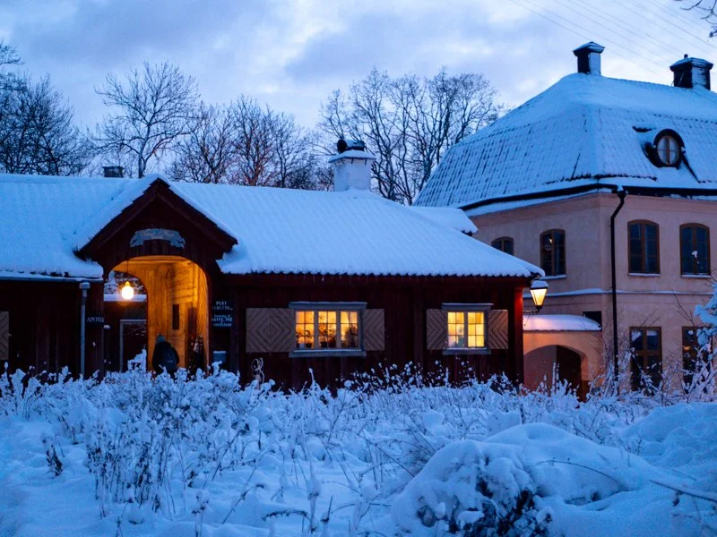 зимний вечер в скансене, зажигают старинные фонари, а мы проводим волшебную вечернюю экскурсию с лучшим гидом Марией Белой 3.jpg