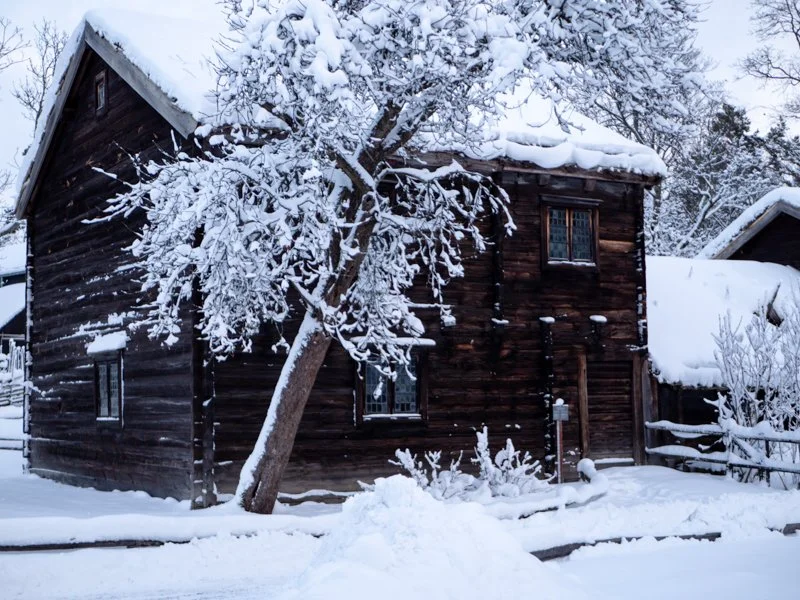 традиционные деревянные домики в скансене, стокгольм, в снегу зимой 2.jpg