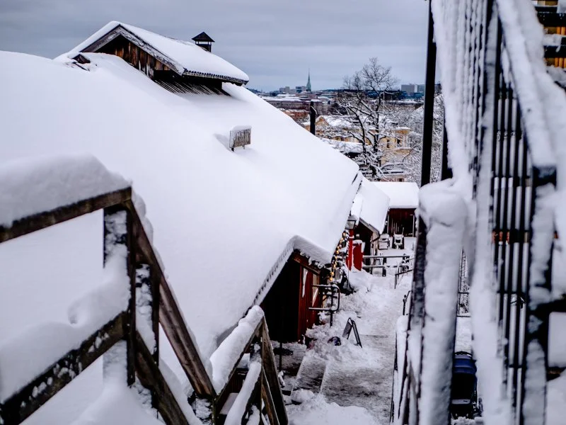 традиционные деревянные домики в скансене, стокгольм, в снегу зимой 4.jpg