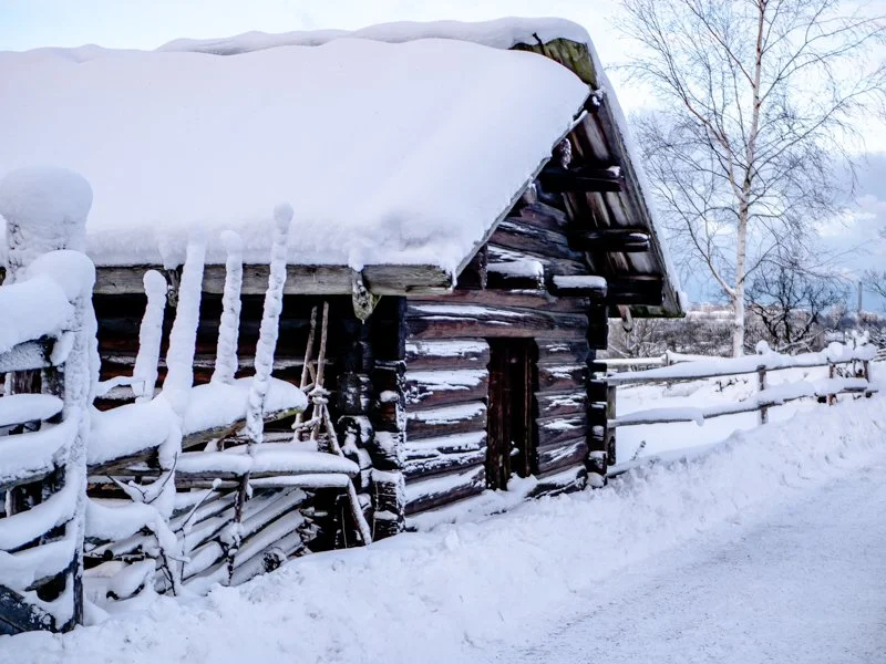 традиционные деревянные домики в скансене, стокгольм, в снегу зимой.jpg