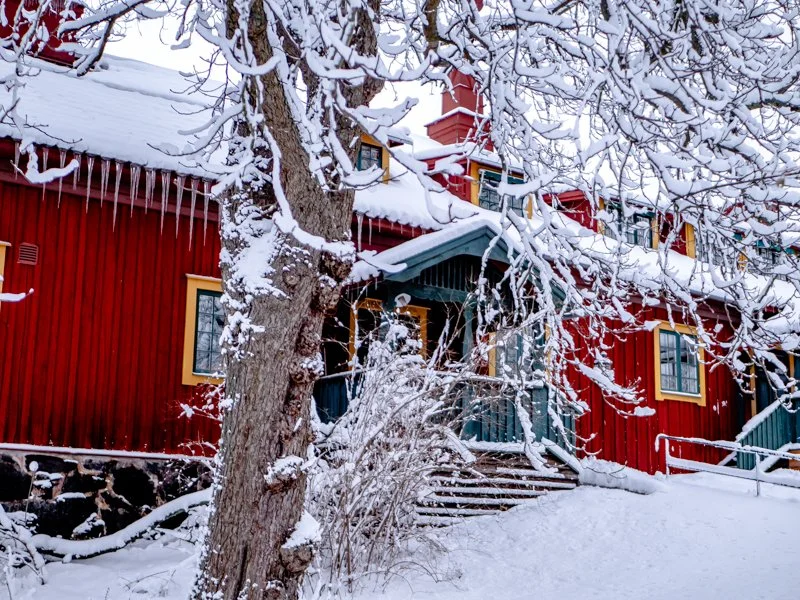 традиционные красные домики в скансене, стокгольм, в снегу зимой 2.jpg