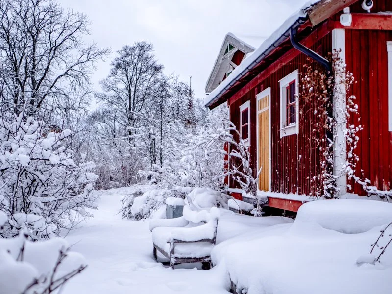 традиционные красные домики в скансене, стокгольм, в снегу зимой 3.jpg