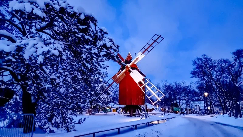 Красная мельница в Скансене зимой под снегом ночью 3.jpg