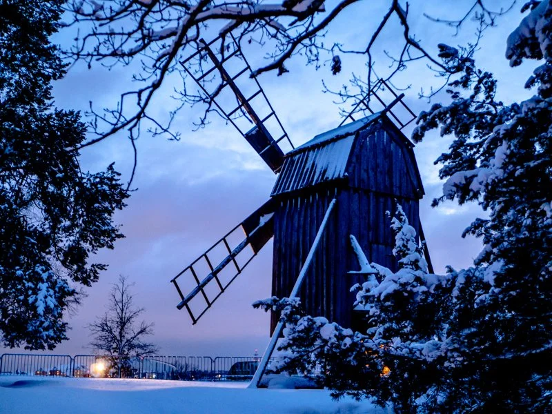 мельница в Скансене зимой под снегом ночью 3.jpg