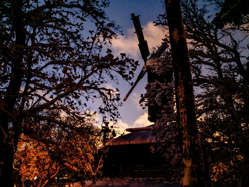 мельница в стокгольме в скансене ночью.jpg