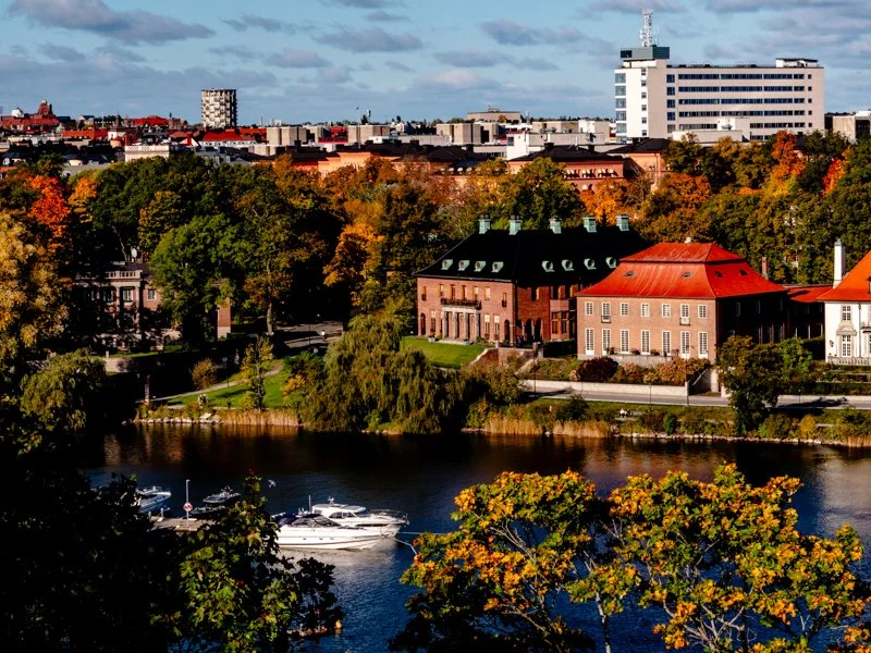 красивые виды на стокгольм со скансена, дипломатстаден осенью.jpg