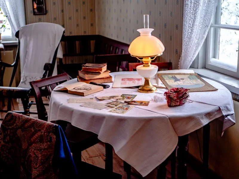 интерьер одного из домиков скансена внутри как жили раньше.jpg