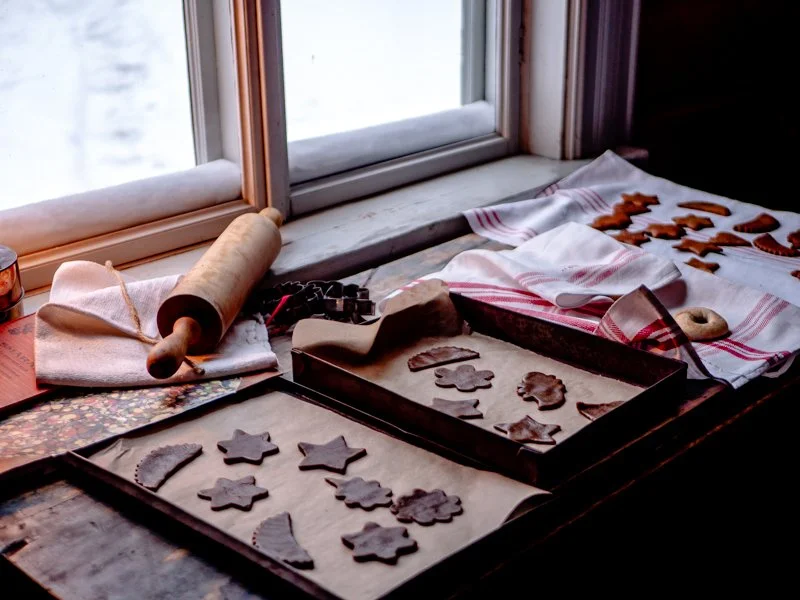 интерьер одного из домиков скансена внутри как пекли печенье.jpg