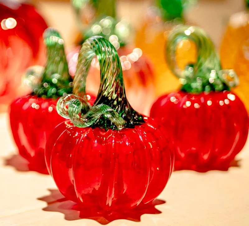 интерьер одного из домиков скансена внутри мастерская стеклодува.jpg