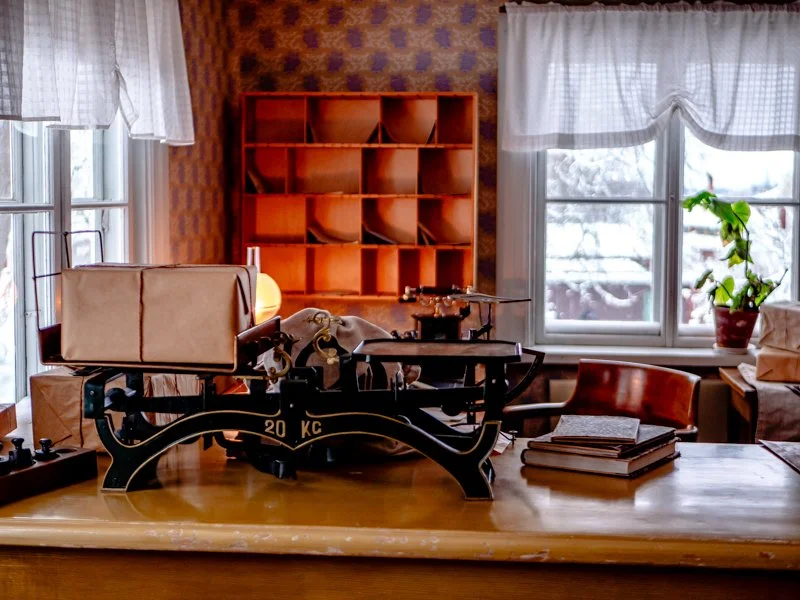 интерьер одного из домиков скансена внутри почтовое отделение.jpg